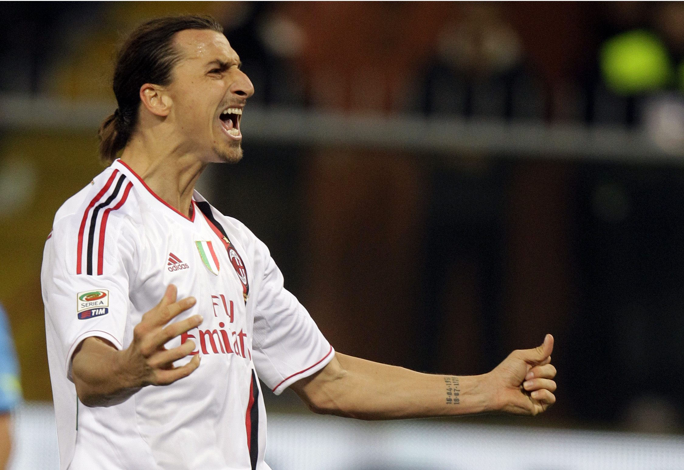 Italien, Polis, milan, serie a, Genoa, Straff, Fotboll, Avbruten, Zlatan Ibrahimovic, Tårgas