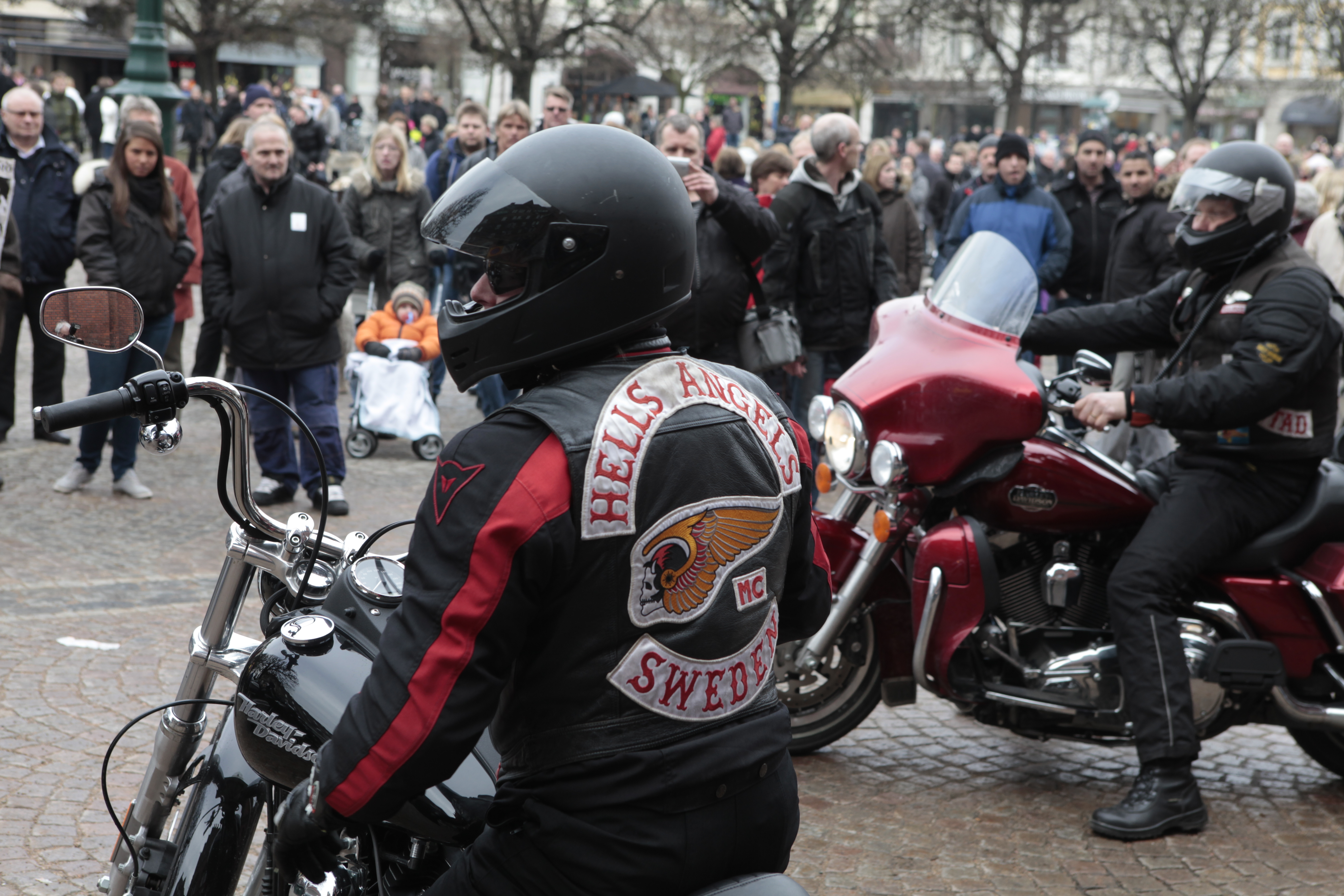 Red and White Crew, Gangstermord, Hells Angels, MC-gang, Outlaws
