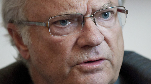 Kungen, Källa, Den motvillige monarken, Strippklubb, Bok