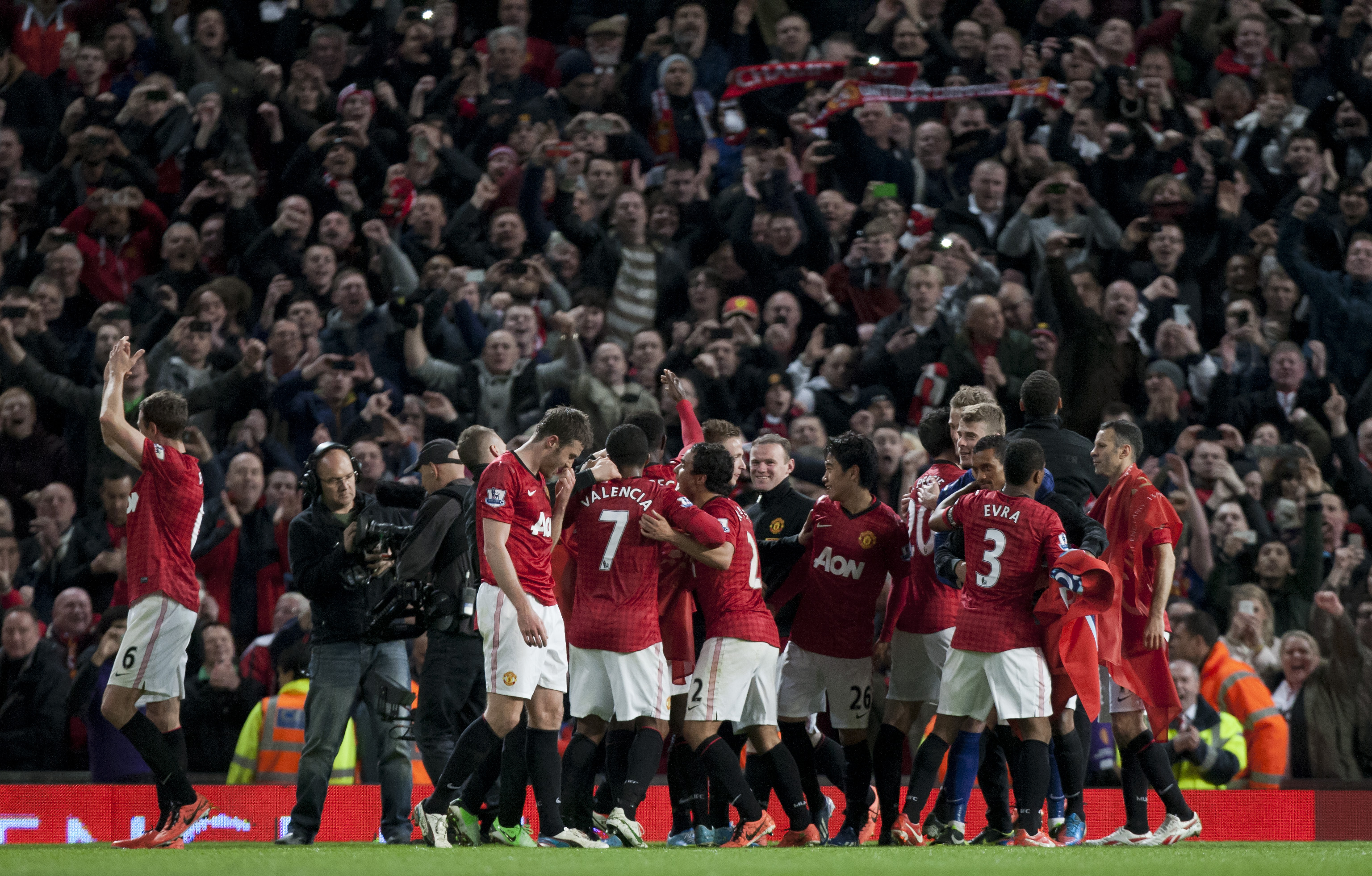 Manchester Ciy, Premier League, Manchester United, Robin van Persie, Luis Suarez, Aston Villa, Patrice Evra