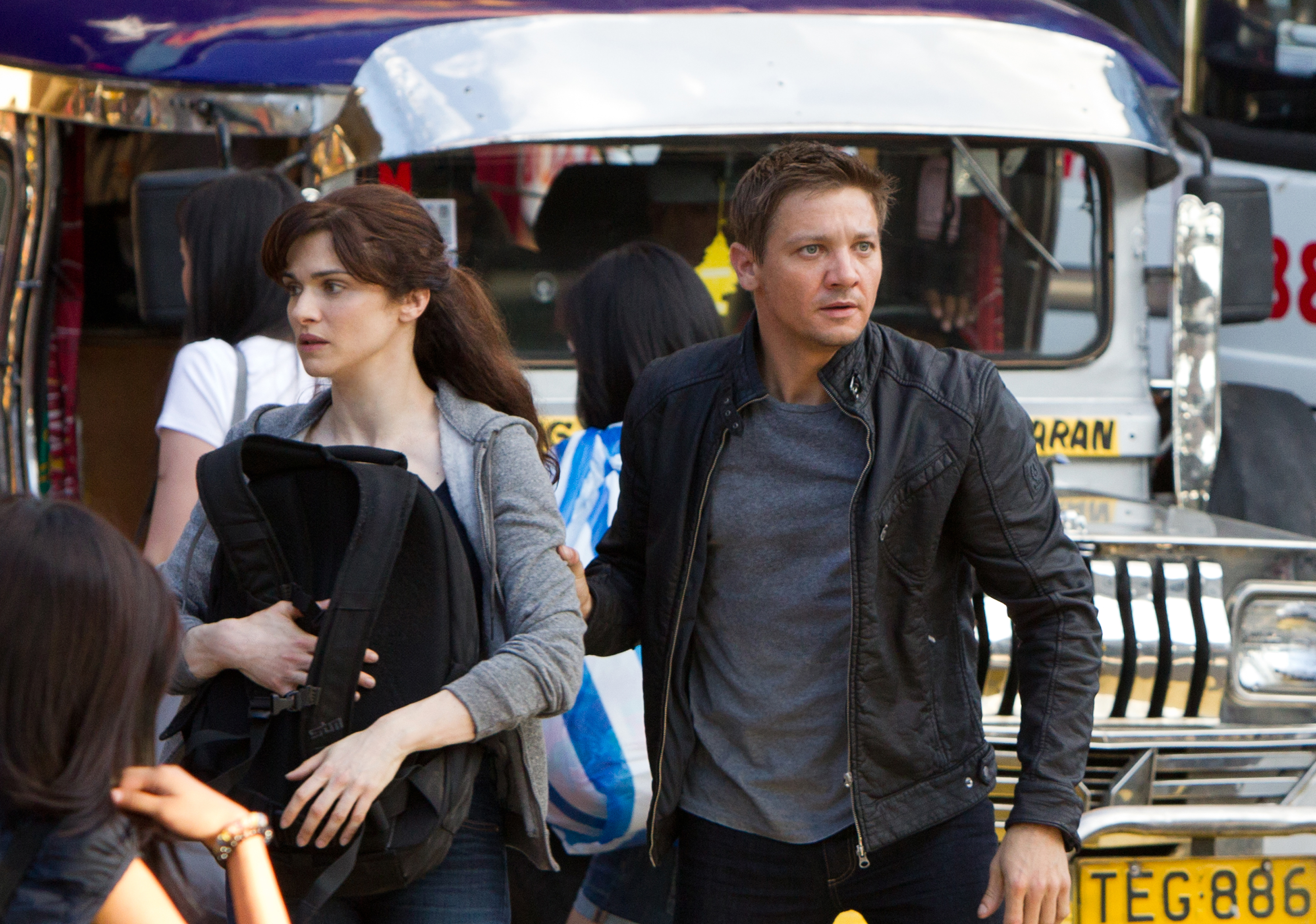 The Bourne Legacy, Biograf, Pistol