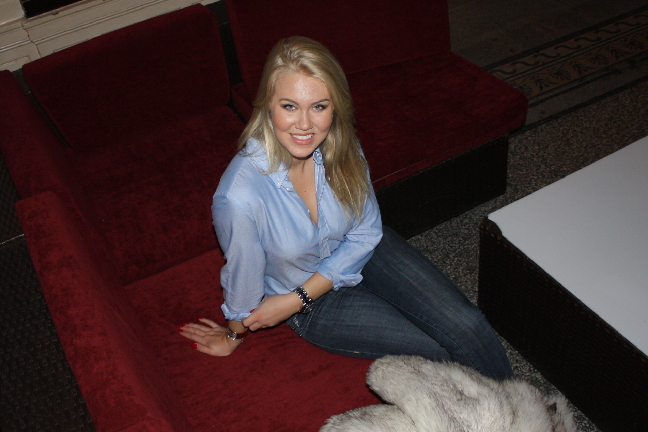 Blogg, Bloggare, Kissie, Dessie, Bella & Tyra Show, Blondinbella, Tyra Sjöstedt, Silikon, Bloggerska, Alexandra Nilsson, Paow