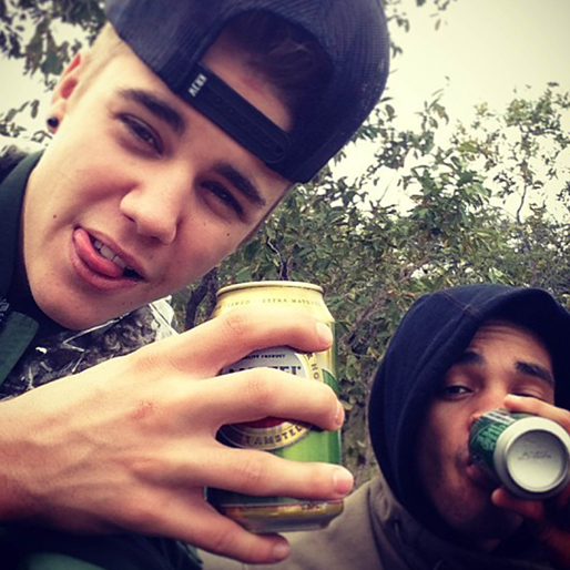 Justin Bieber, Kontrakt, Fest
