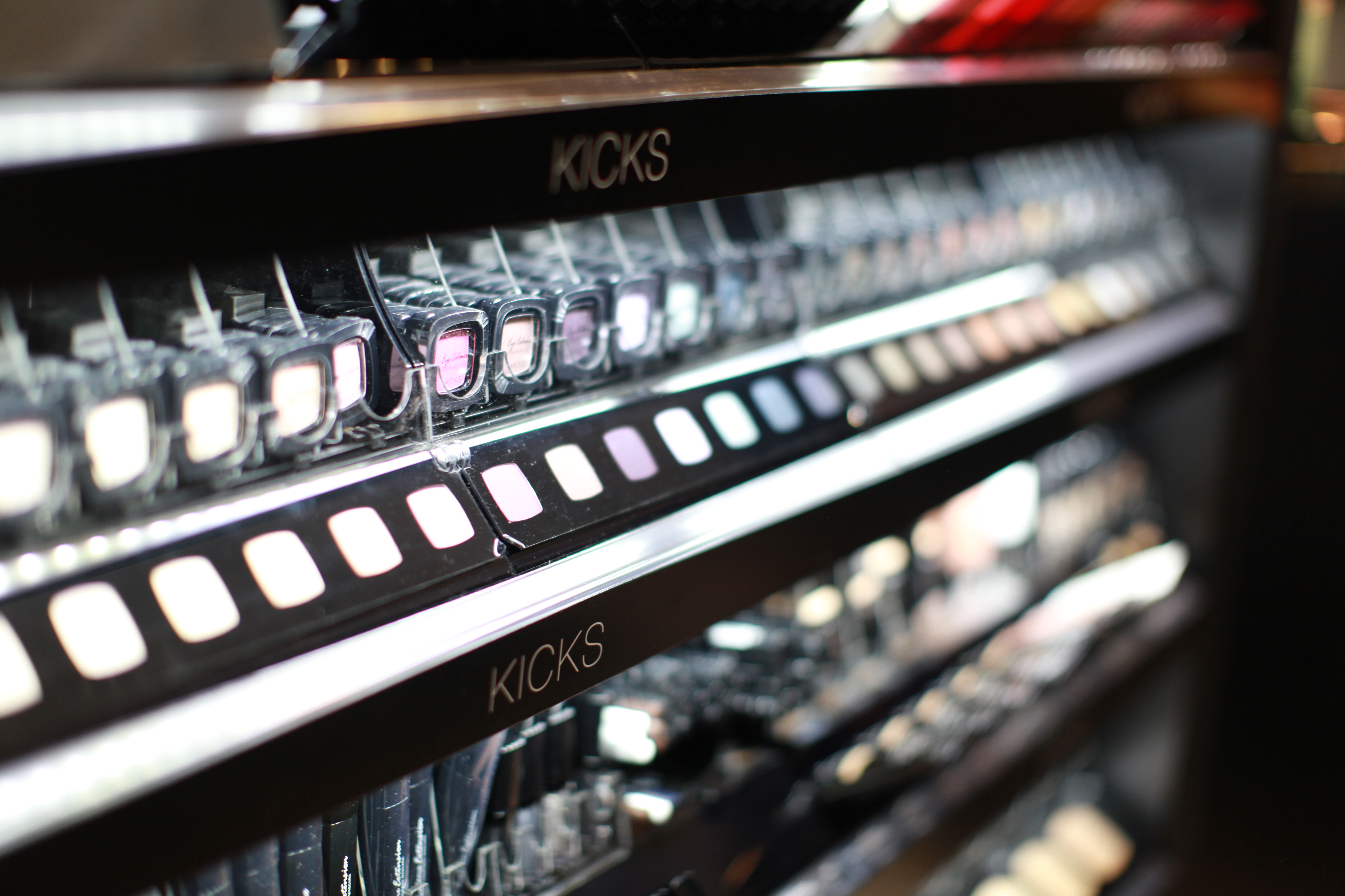 KICKS, Make Up