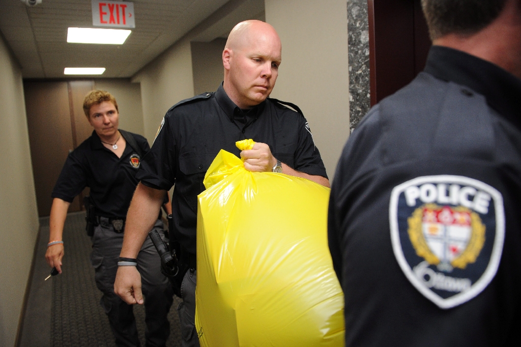 Frankrike, Mördare, sex, mord, porrstjärna, 29-åring, Montreal Gazette, Tidning, Ölmärke, Porrskådis, Interpol