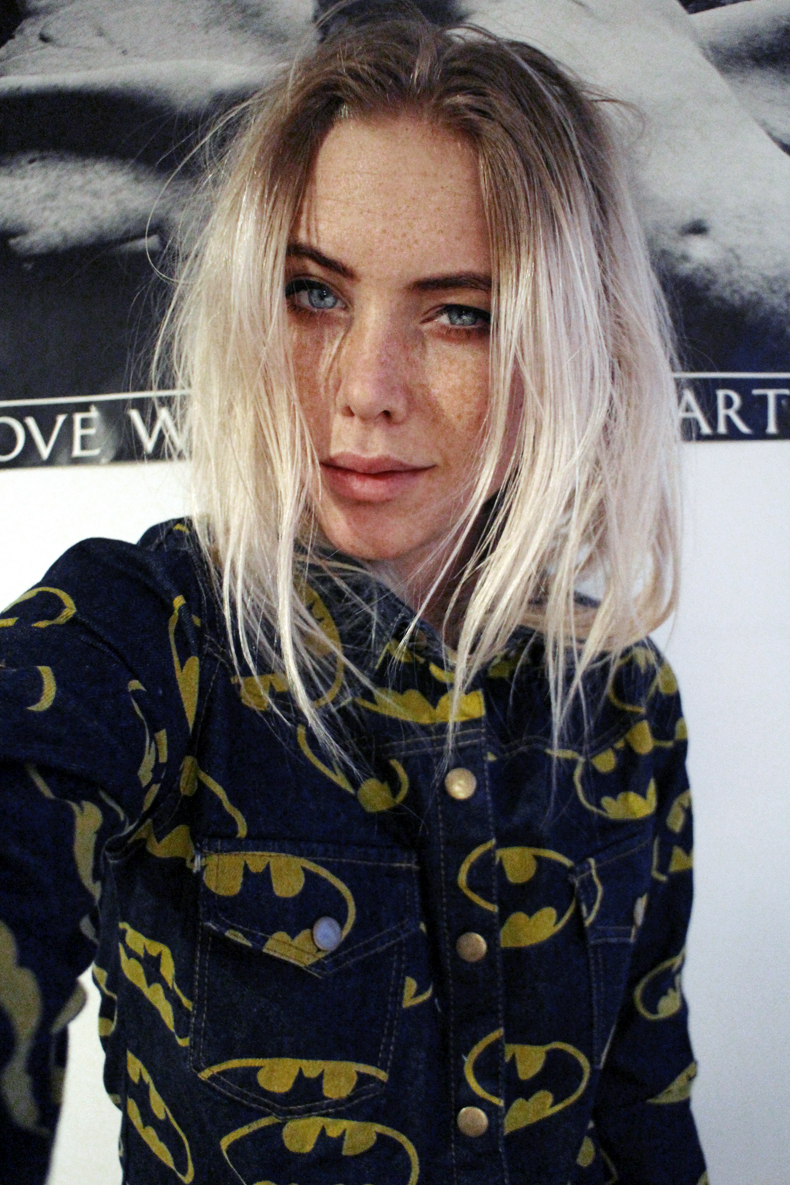 Amanda i nya Batman-skjortan.