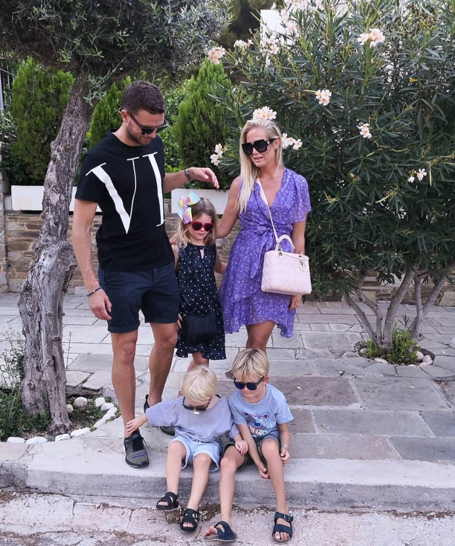 Josefine Ringblom Berg med familj. Josefine Ringblom Berg med familj.