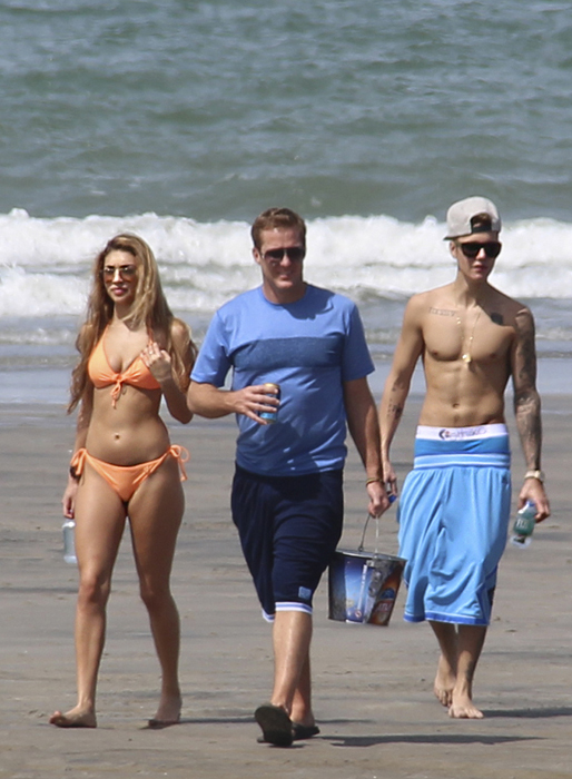 Bieber, Chantel och en vän tar en promenad längs stranden. Bieber, Chantel och en vän tar en promenad längs stranden.