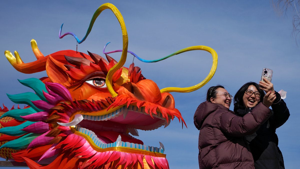 En enorm uppblåsbar röd drake är redo för nyårsfirandet vid sjön Houhai i Peking i Kina.