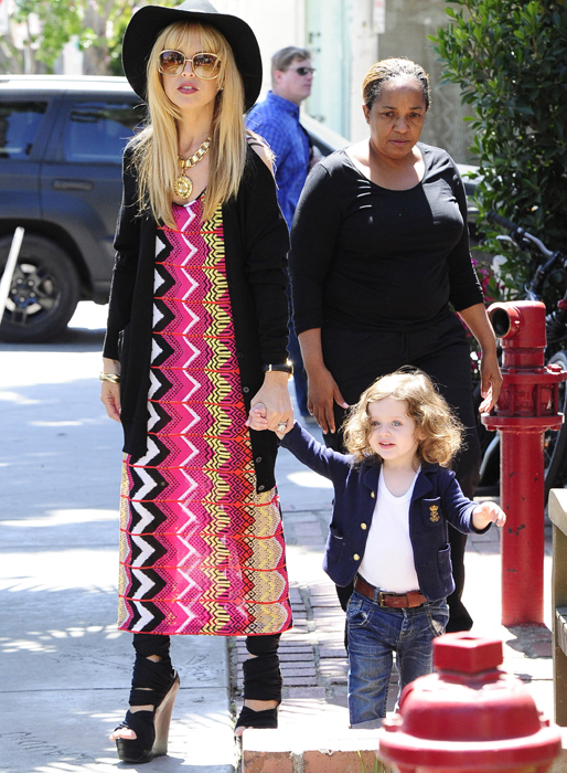 Rachel Zoe är en av världens mest anlitade kändisstylister. Därför fattar vi inte riktigt varför hon ser ut som en trådrulle? Rachel Zoe är en av världens mest anlitade kändisstylister. Därför fattar vi inte riktigt varför hon ser ut som en trådrulle?