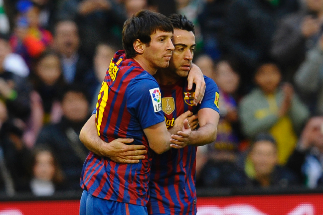 Messi omfamnas av Xavi efter argentinarens första balja mot Racing Santander.