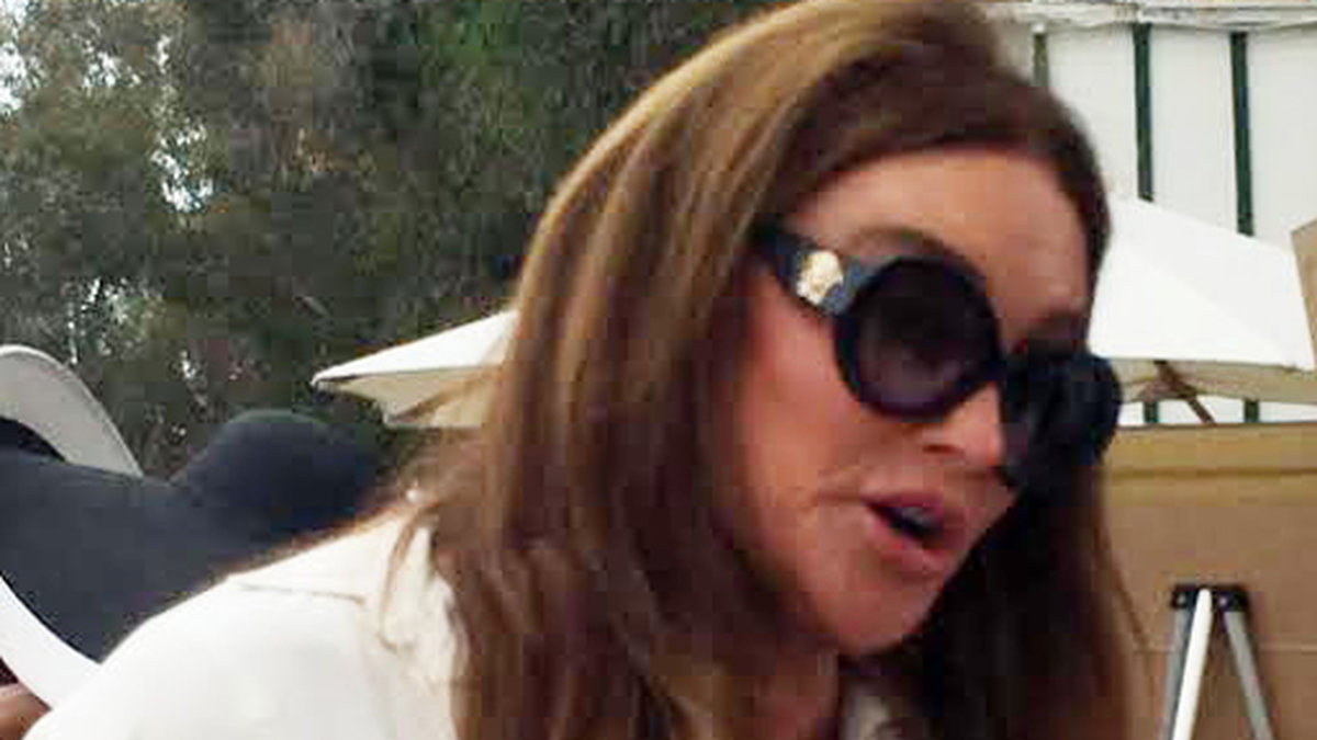 Caitlyn Jenner går på välgörenhetsbrunch i Los Angeles.