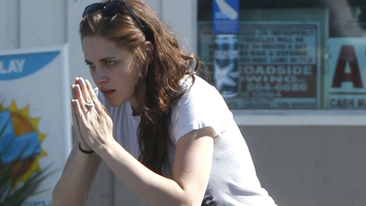 Kristen Stewart bönar och ber Pattinson om förlåtelse för sin otrohet. 