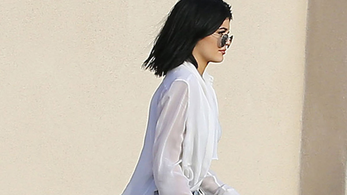 Kylie i jeansshorts, vit blus och rejäla klackar i LA förra sommaren.