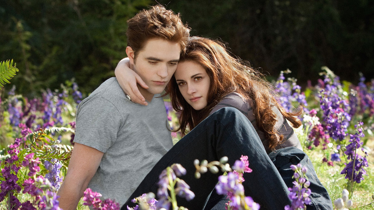 Twilightfilmen är älskad av många – men har ändå chans att vinna priset som årets sämsta film. Här ser vi filmens stjärnor Robert Pattinson och Kristen Stewart tätt omslingrade i en scen. 