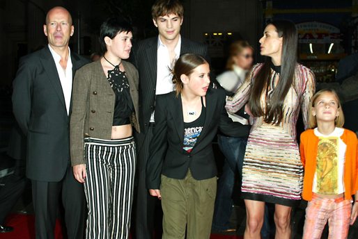 Lyckligare tider – Bruce Willis, Demi Moore, Ashton Kutcher och döttrarna Rumer, Scout och Tallulah på en fest år 2003.