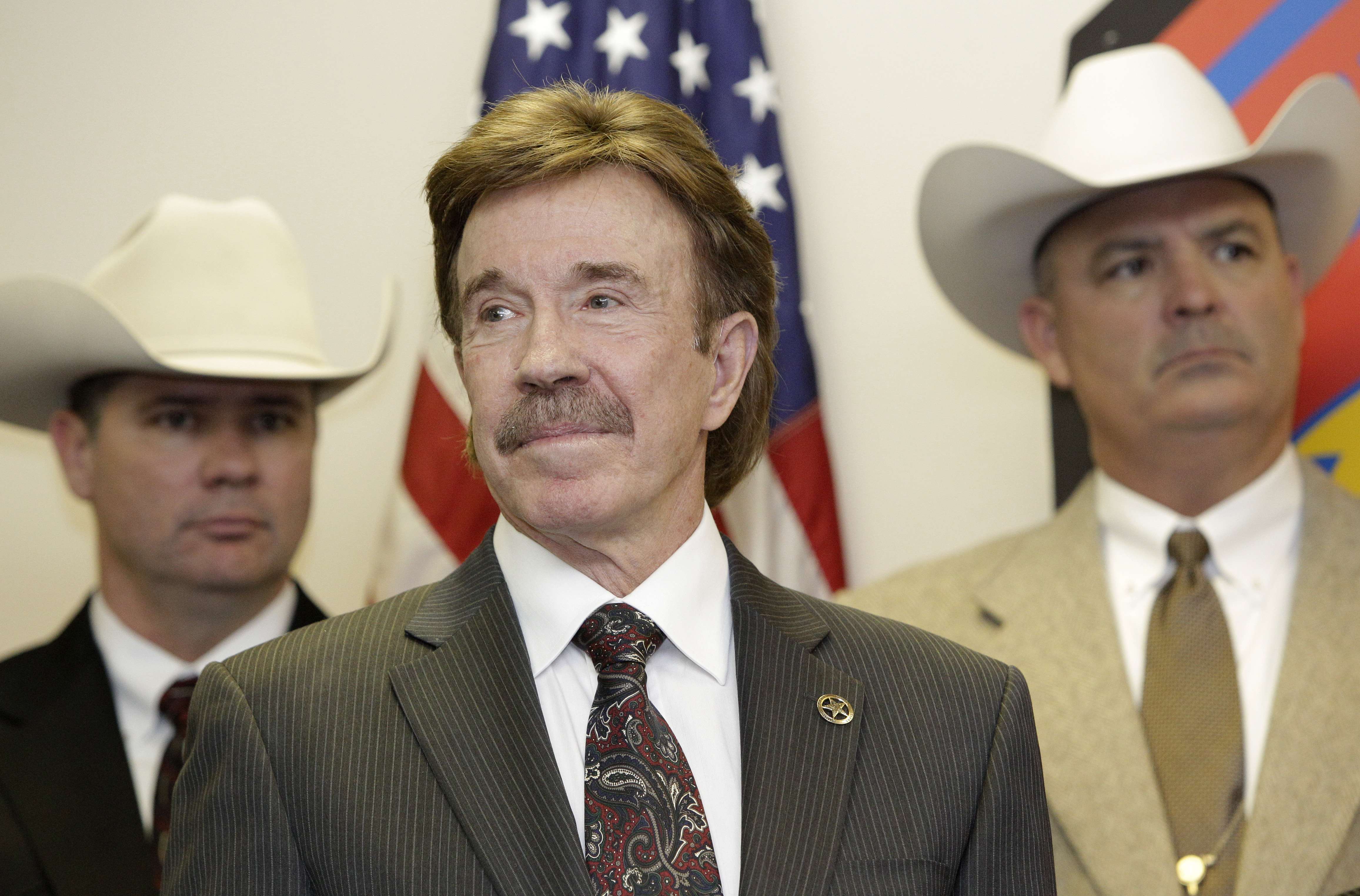 Kultskådisen Chuck Norris är en annan. Kultskådisen Chuck Norris är en annan.