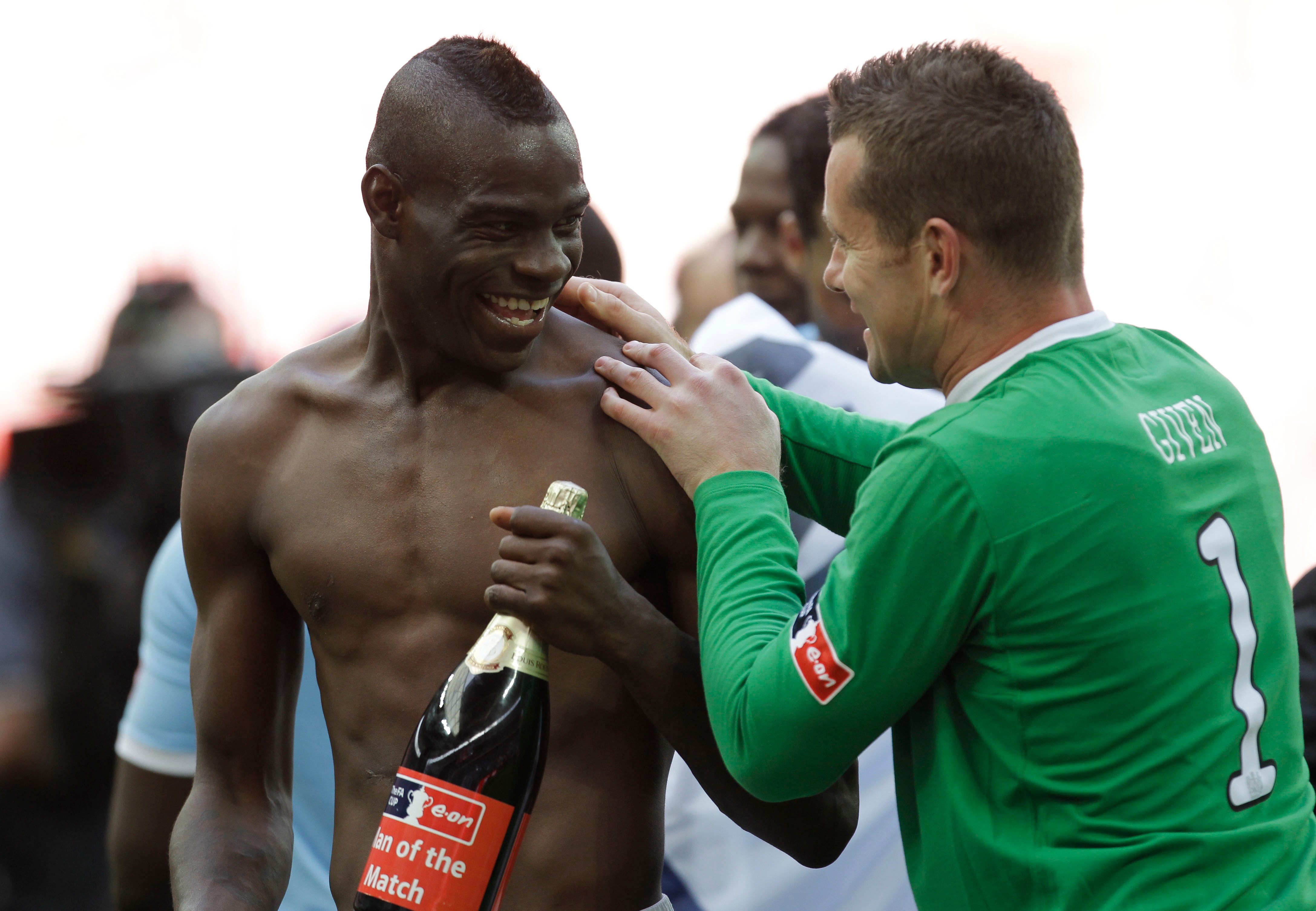 8. FESTNOTAN: 1,3 MILJONER. Balotelli gick på strippklubb i början av mars – bara 48 timmar innan match. En fotograf fångade honom på bild och City gav honom en veckolön i böter. 8. FESTNOTAN: 1,3 MILJONER. Balotelli gick på strippklubb i början av mars – bara 48 timmar innan match. En fotograf fångade honom på bild och City gav honom en veckolön i böter.