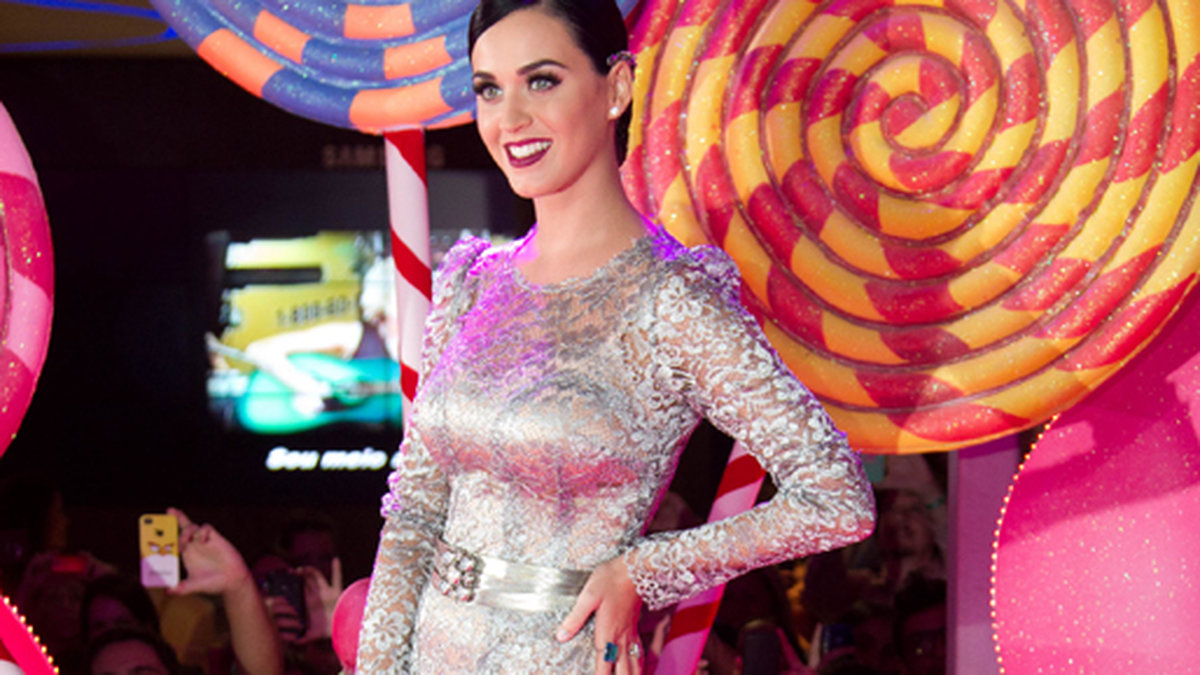 Katy Perry i glammig silverklänning.