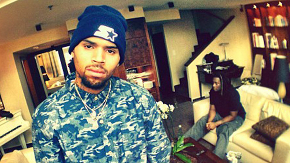 Chris Brown ser inte direkt superlycklig ut. 