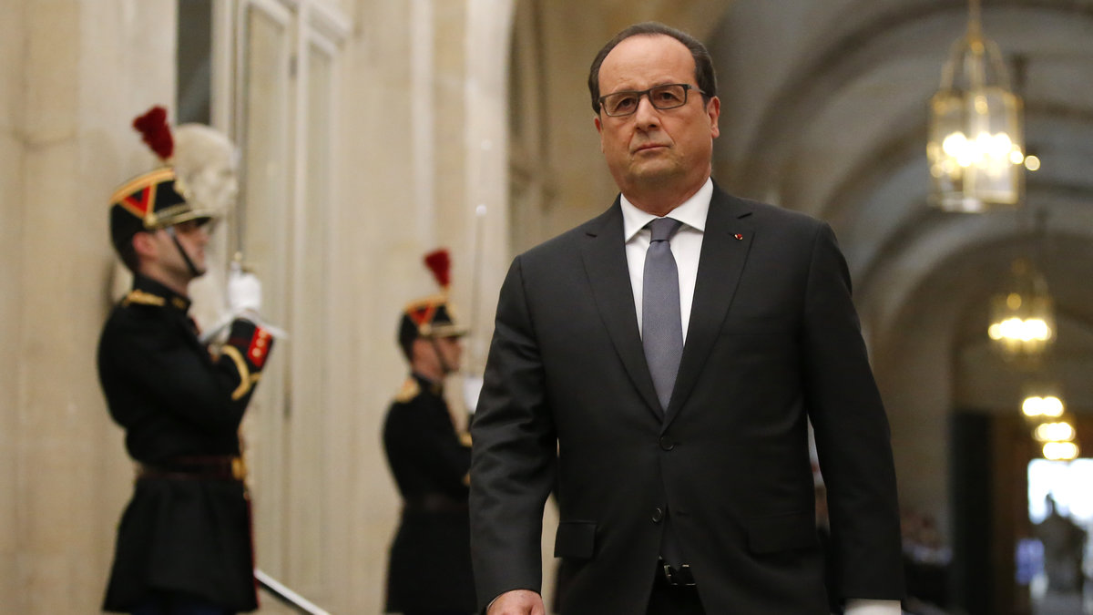 Hollande menar att de är i krig. 