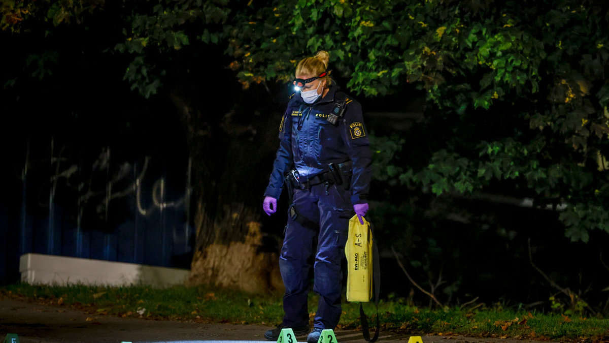 Polisens kriminaltekniker undersöker platsen där en man skjutits i Hagsätra i södra Stockholm.