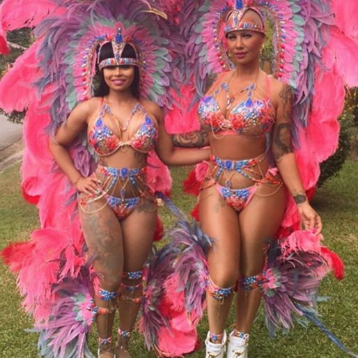 Blac Chyna och Amber Rose roar sig på karneval. Blac Chyna och Amber Rose roar sig på karneval.