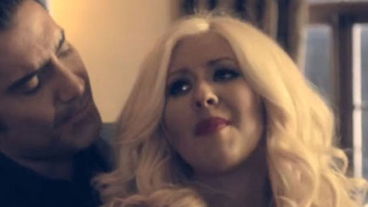 Christina Aguilera och Alejandro Fernández tätt omslingrade. 