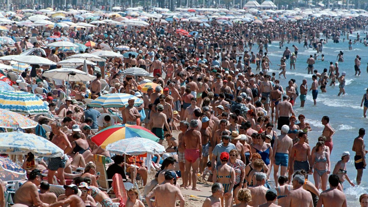 En fullsatt strand i Benidorm i Spanien fick utrymmas efter en hajattack. 