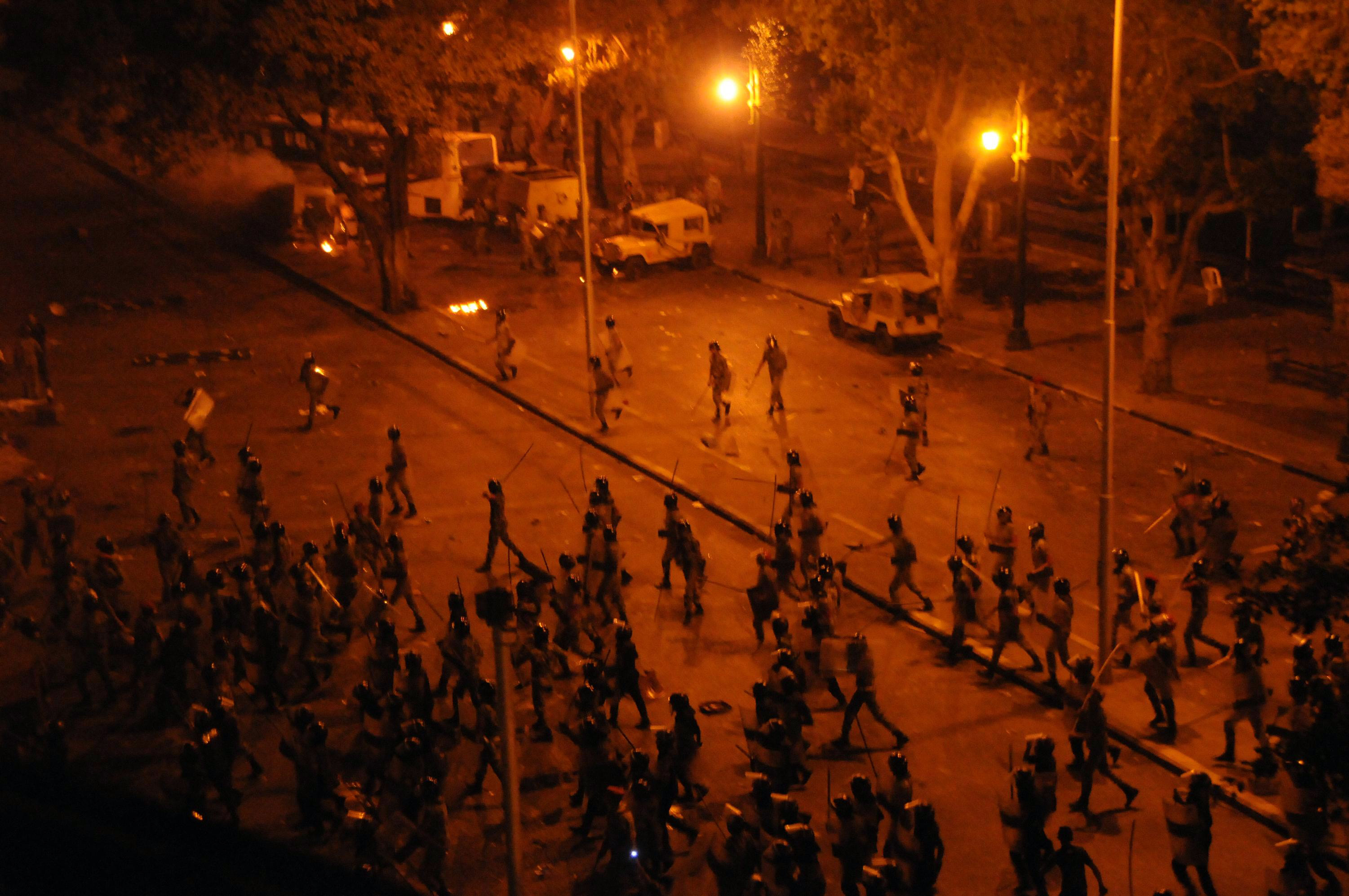 Militärpolisen gick till motattack - bland annat genom att köra pansarbilar rakt in i folkmassan.