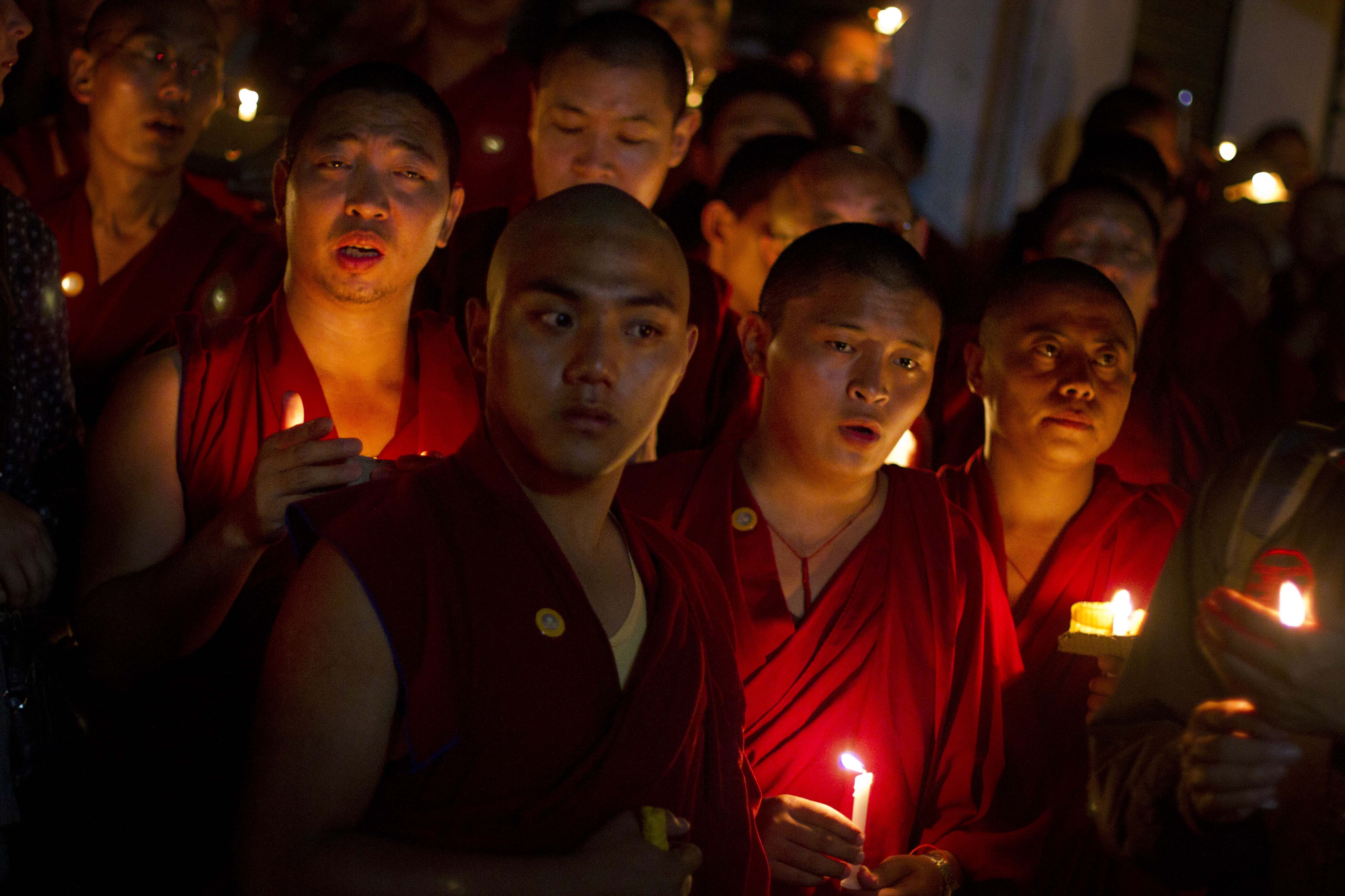 Tibetanska munkar får höra om självbränningarna. 