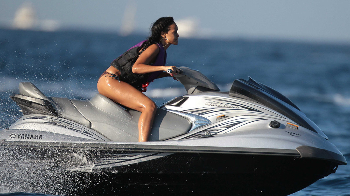 Rihanna kör jetski.