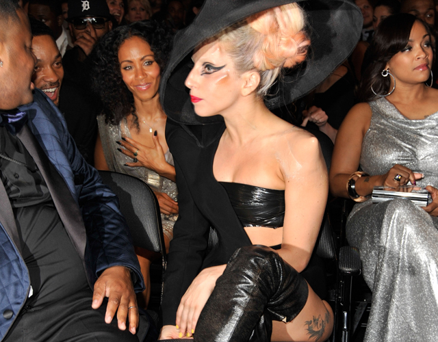 Lady Gaga med lösaxel och löskind.