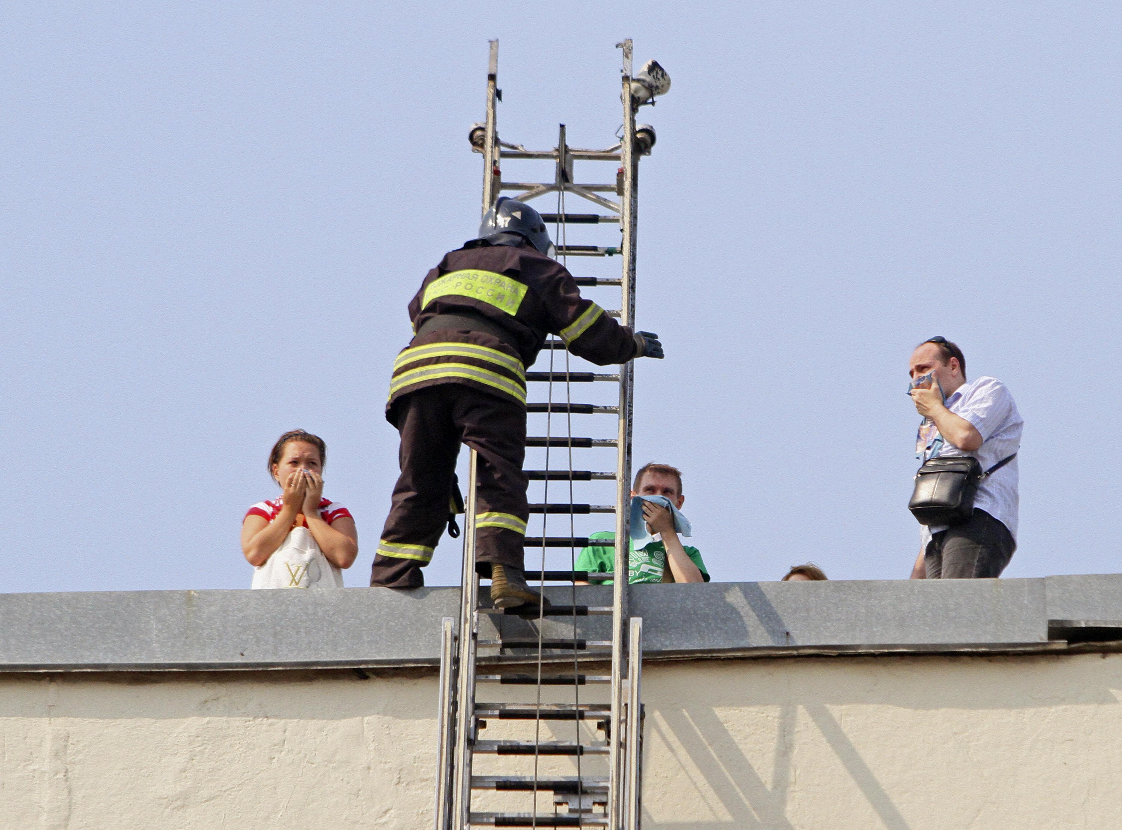 En rysk brandman försöker hjälpa nödställda.
