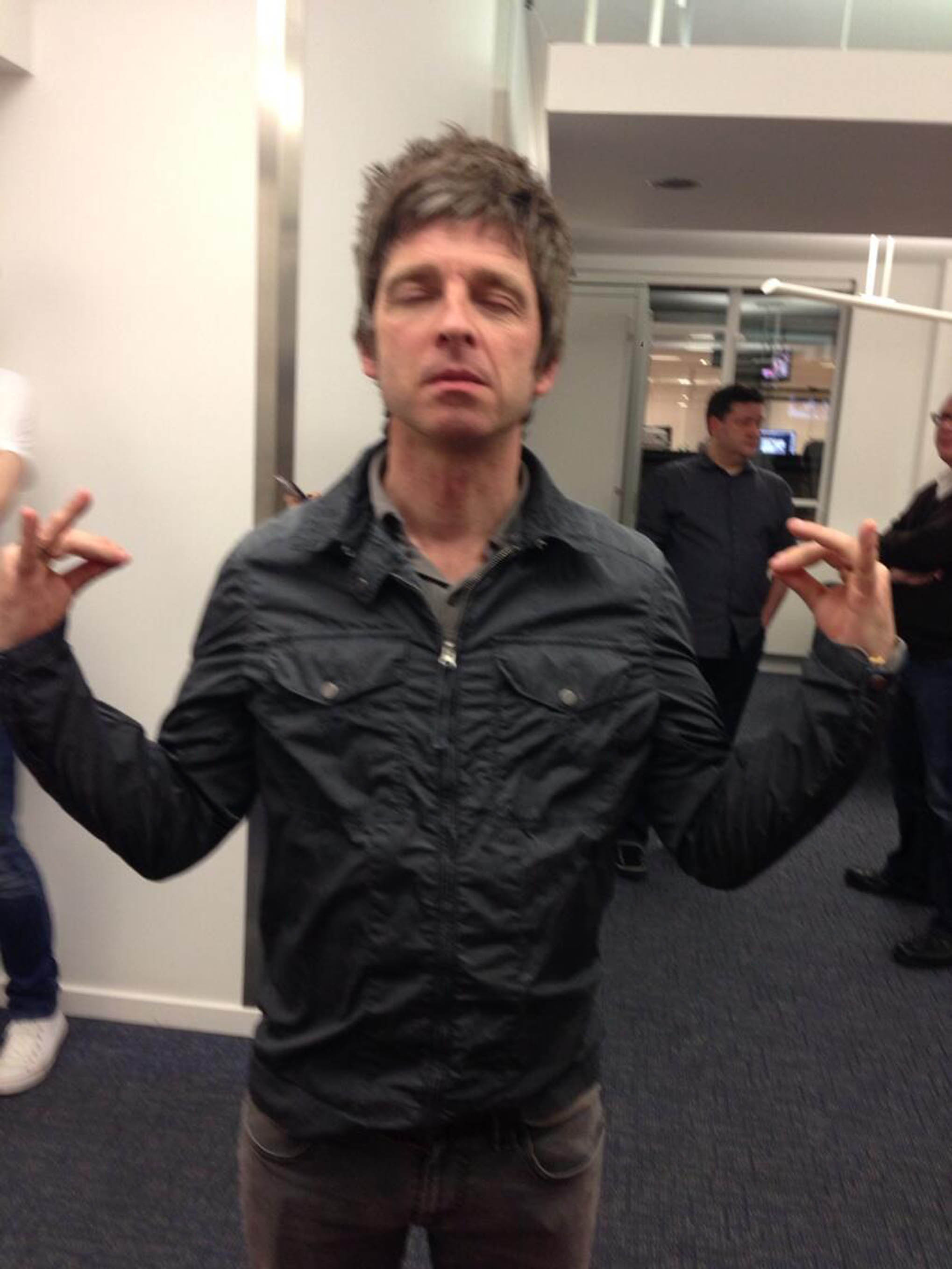 Noel Gallagher visar upp sig från sin bästa sida. Noel Gallagher visar upp sig från sin bästa sida.