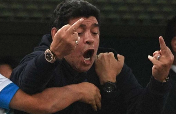 Maradona pekar fingrarna. Maradona pekar fingrarna.
