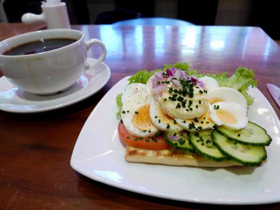 SVERIGE. Här i Sverige gillar vi vår smörgås med med pålägg som sallad, kallskuret, ost, majonnäs, gurka och tomat. Mums. Gärna med en kopp kaffe till. SVERIGE. Här i Sverige gillar vi vår smörgås med med pålägg som sallad, kallskuret, ost, majonnäs, gurka och tomat. Mums. Gärna med en kopp kaffe till.