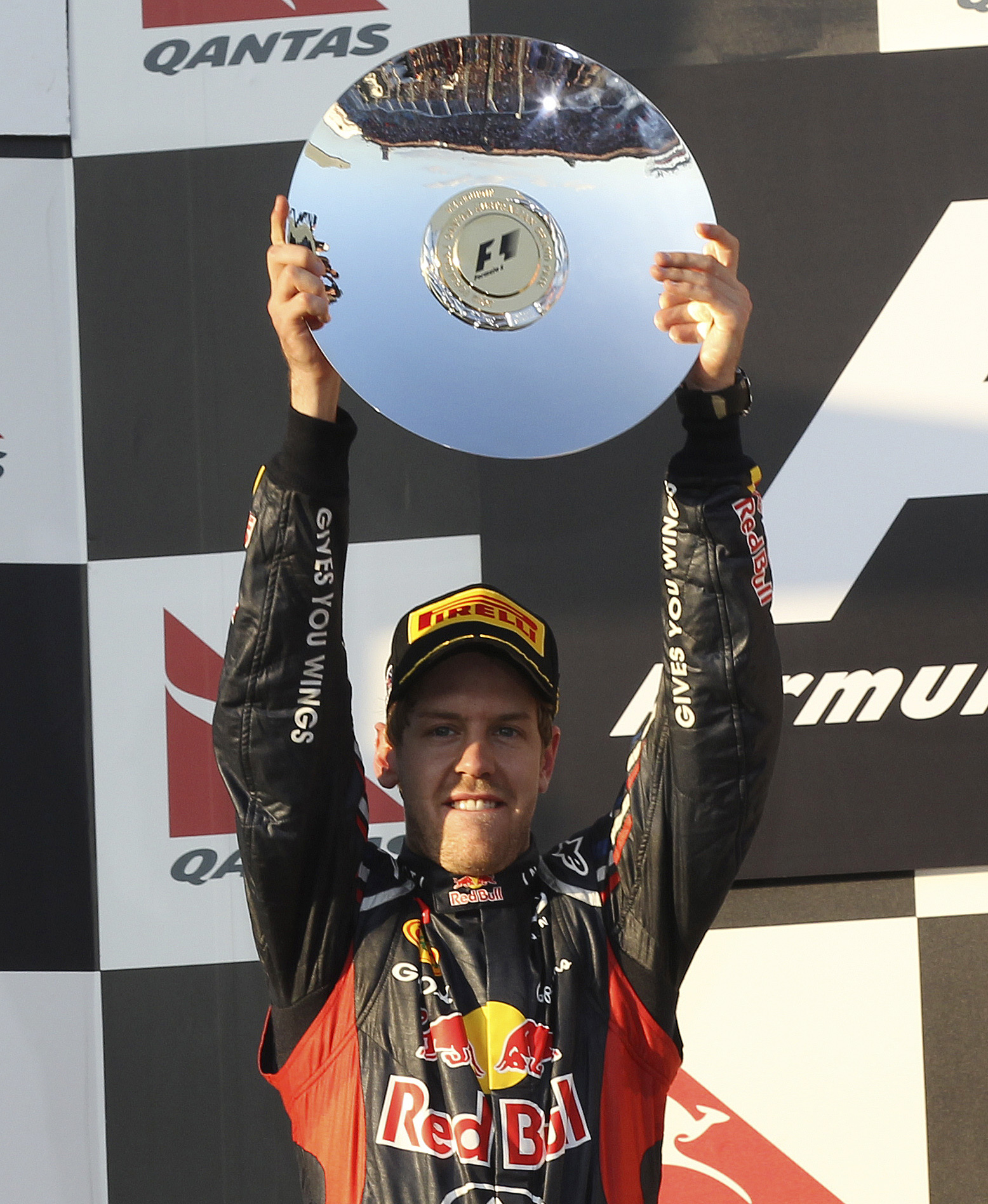 Vettel såg inte särskilt missnöjd ut med en andraplats. Vettel såg inte särskilt missnöjd ut med en andraplats.