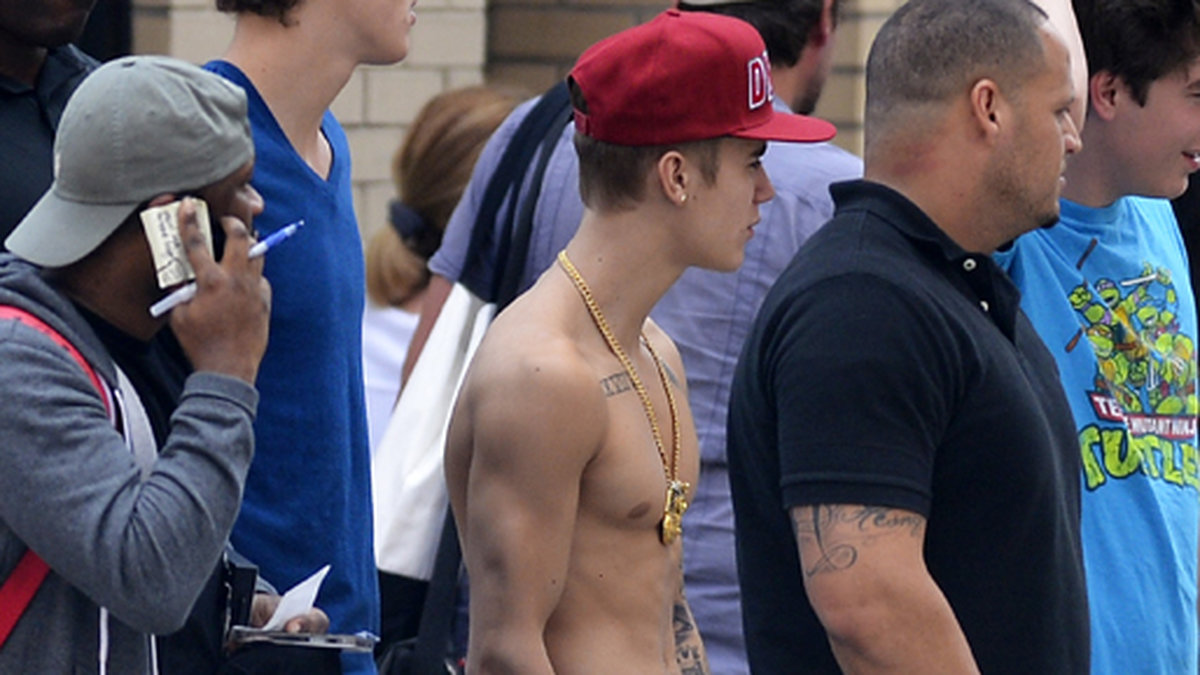 Några månader senare var det dags igen. I juli år 2013 gick Justin Bieber ut i New York utan tröja.