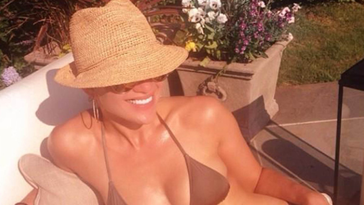 Jennifer Lopez njuter av solen i bikini. 