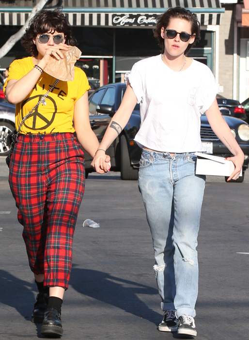 Kristen Stewart och flickvännen Soko håller handen i Los Angeles. Kristen Stewart och flickvännen Soko håller handen i Los Angeles.