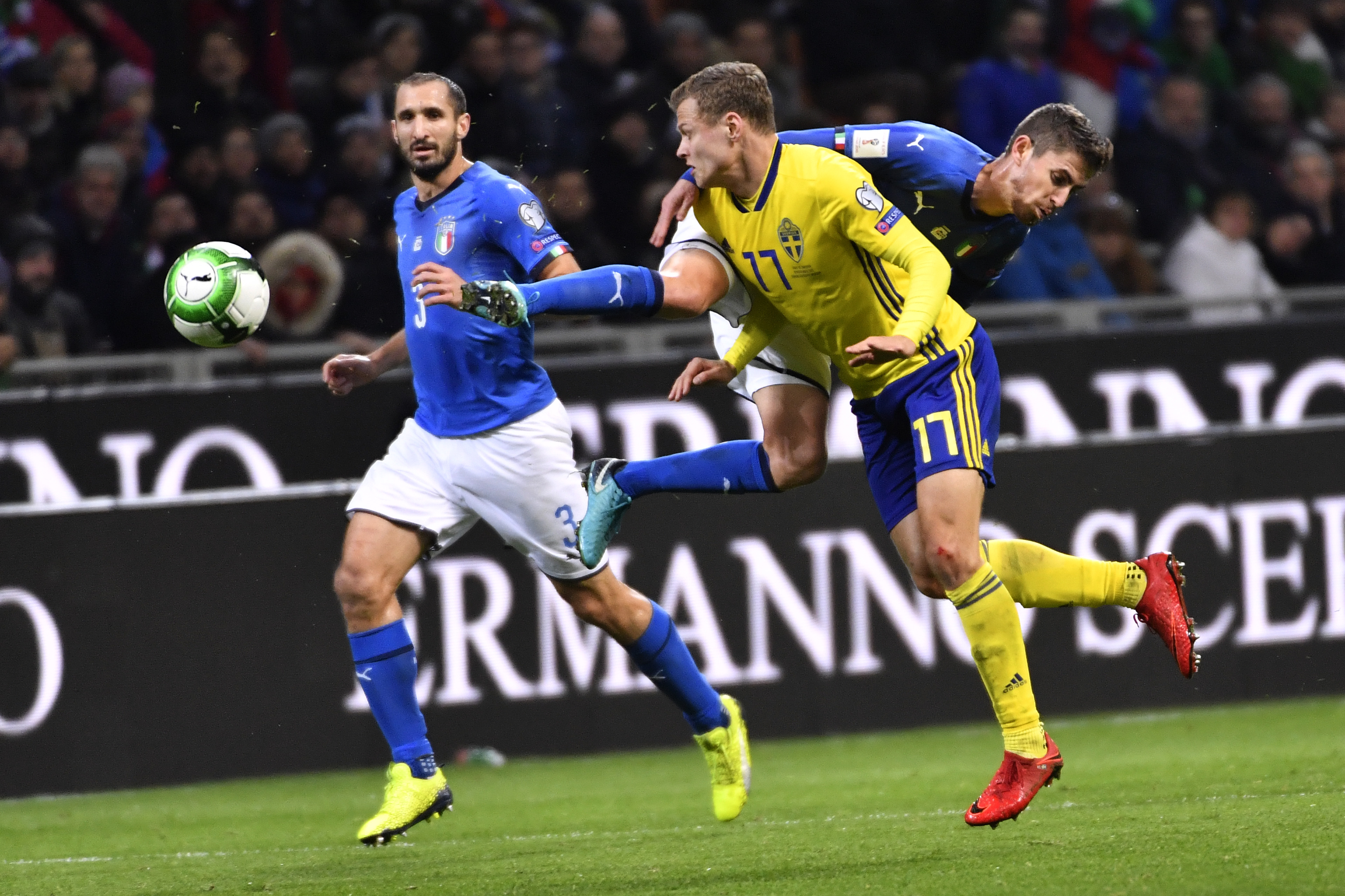 Viktor Claesson ger en italienare en lufttur. Viktor Claesson ger en italienare en lufttur.