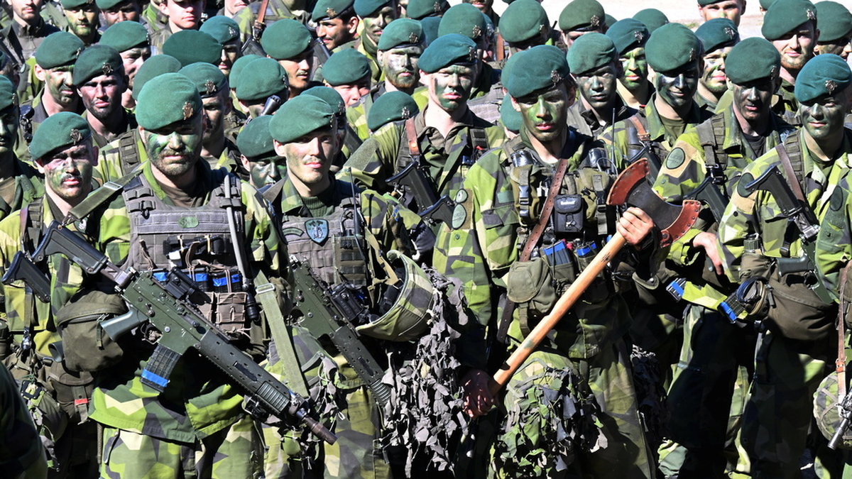 Svenska soldater ur 5:e amfibiebataljonen står uppställda under militärövningen Aurora 23. Arkivbild.