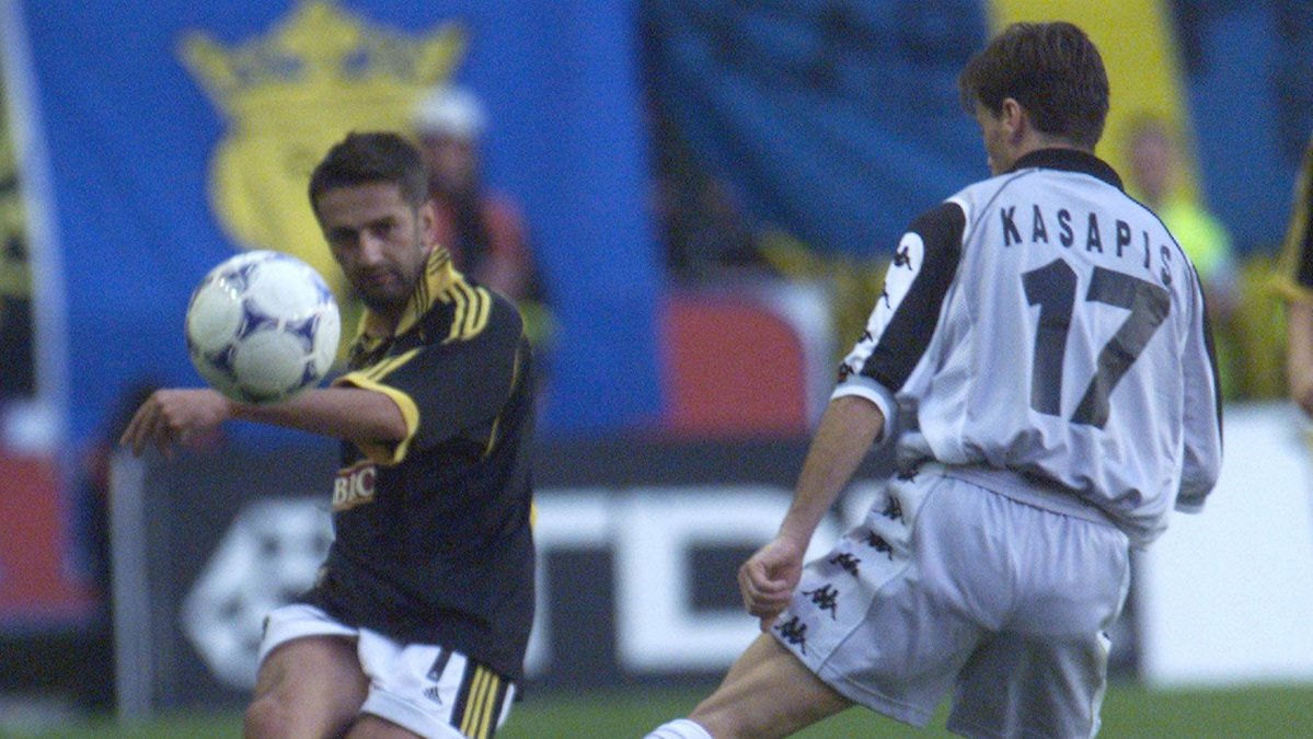 1999: Nebojsa Novakovic slår ett inlägg mot AEK Aten.