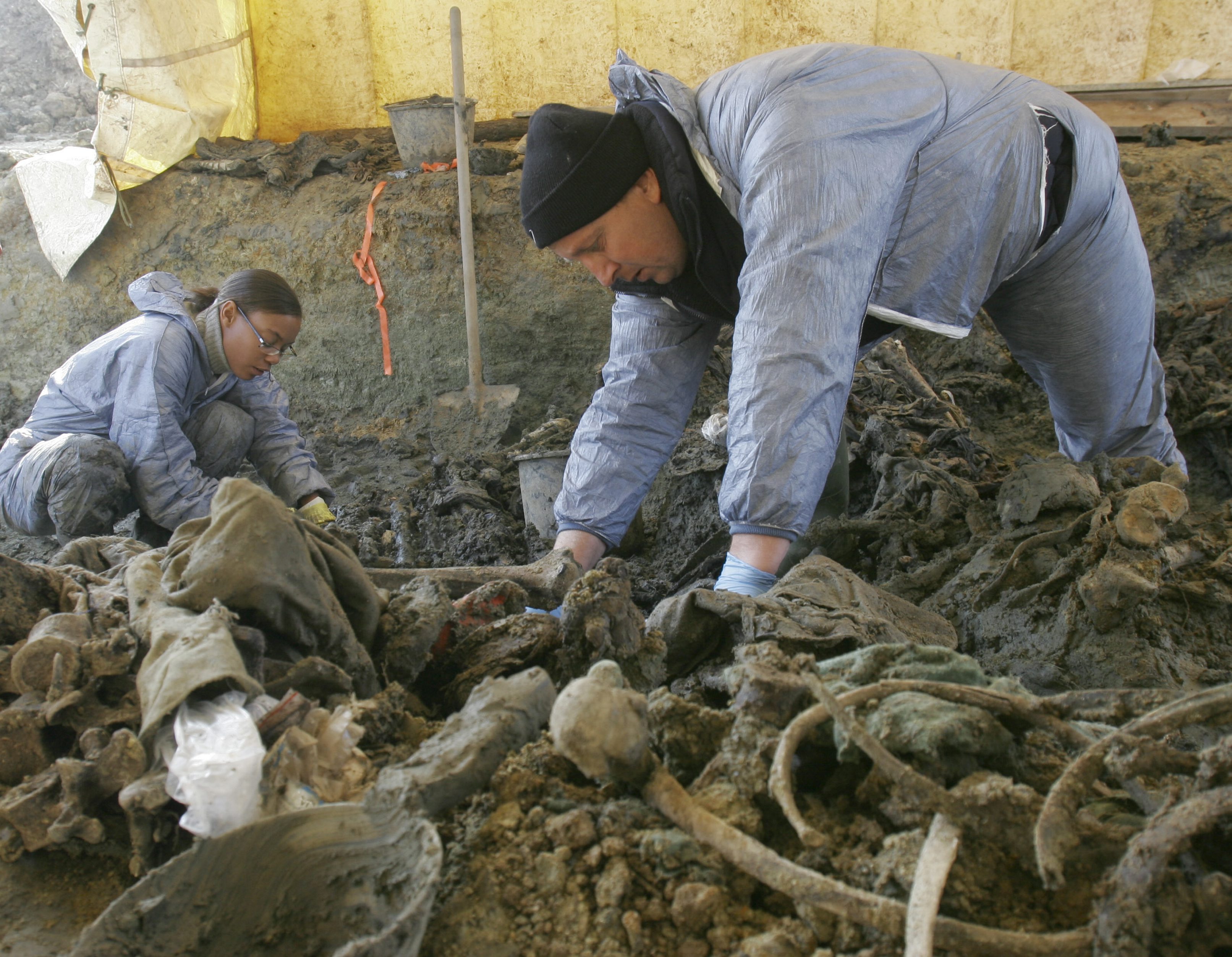 Men än i dag hittas nya massgravar. I den här massgraven hittade man 80 hela kroppar och 147 kroppar som saknade skelettdelar.