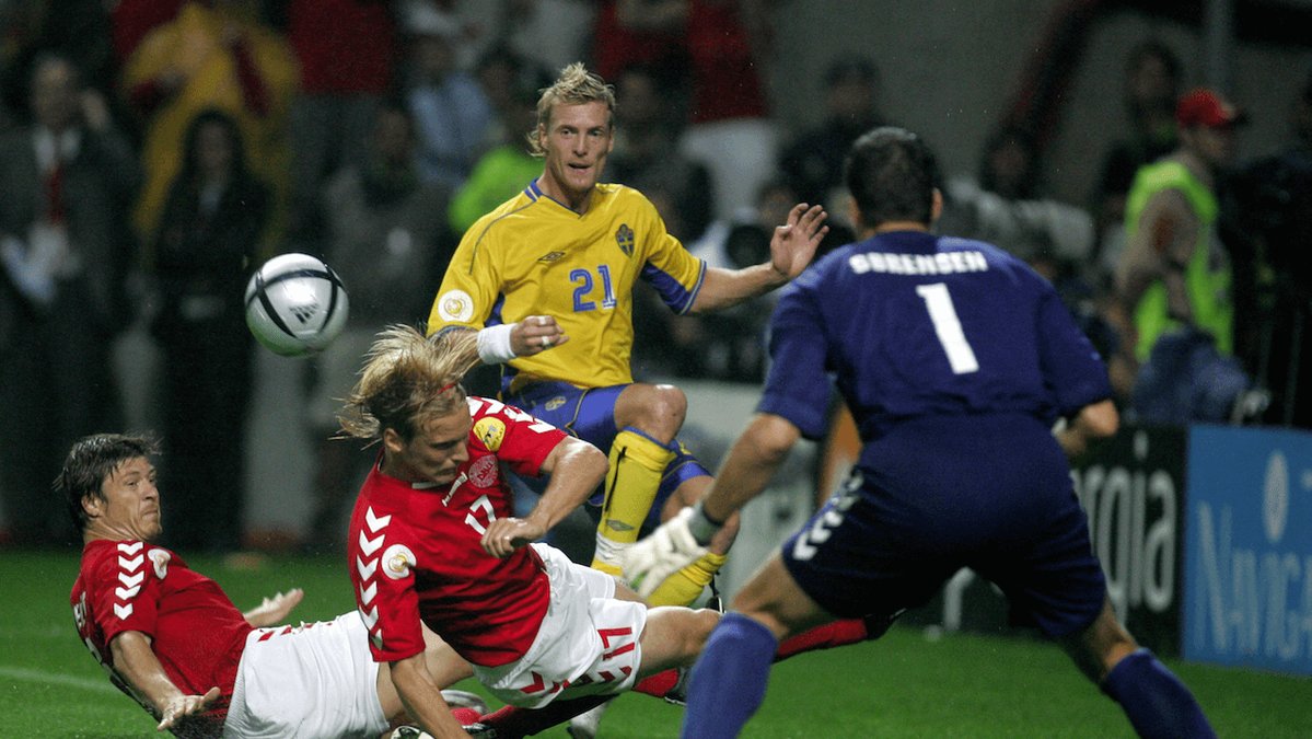 Danmark såg ut att vinna matchen med 2–1, sen bröt sig Christian Wilhelmsson igenom på vänstersidan och spelade in bollen till Mattias Jonson. 