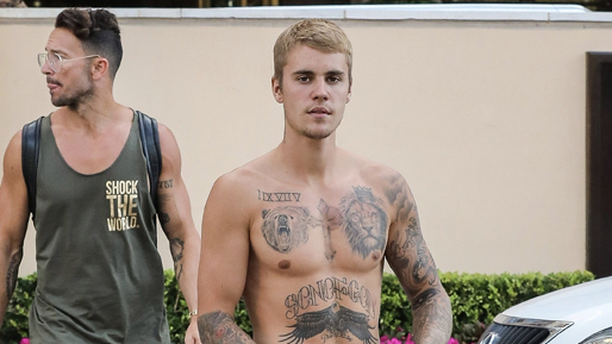 Justin Bieber visar sina tatueringar och sitt sexpack. 