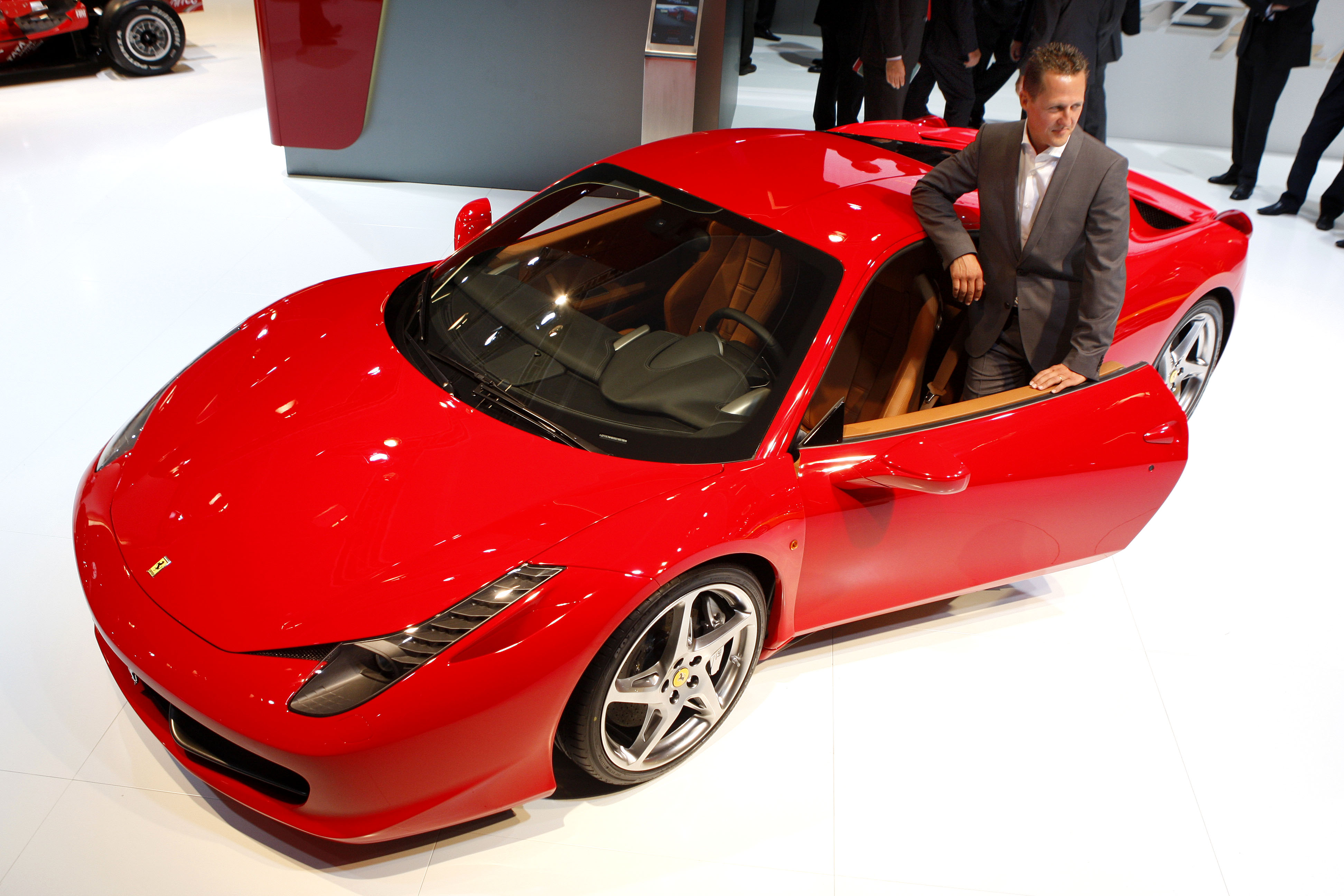 Pengarna räcker till 200 Ferrari 458 Italia. 