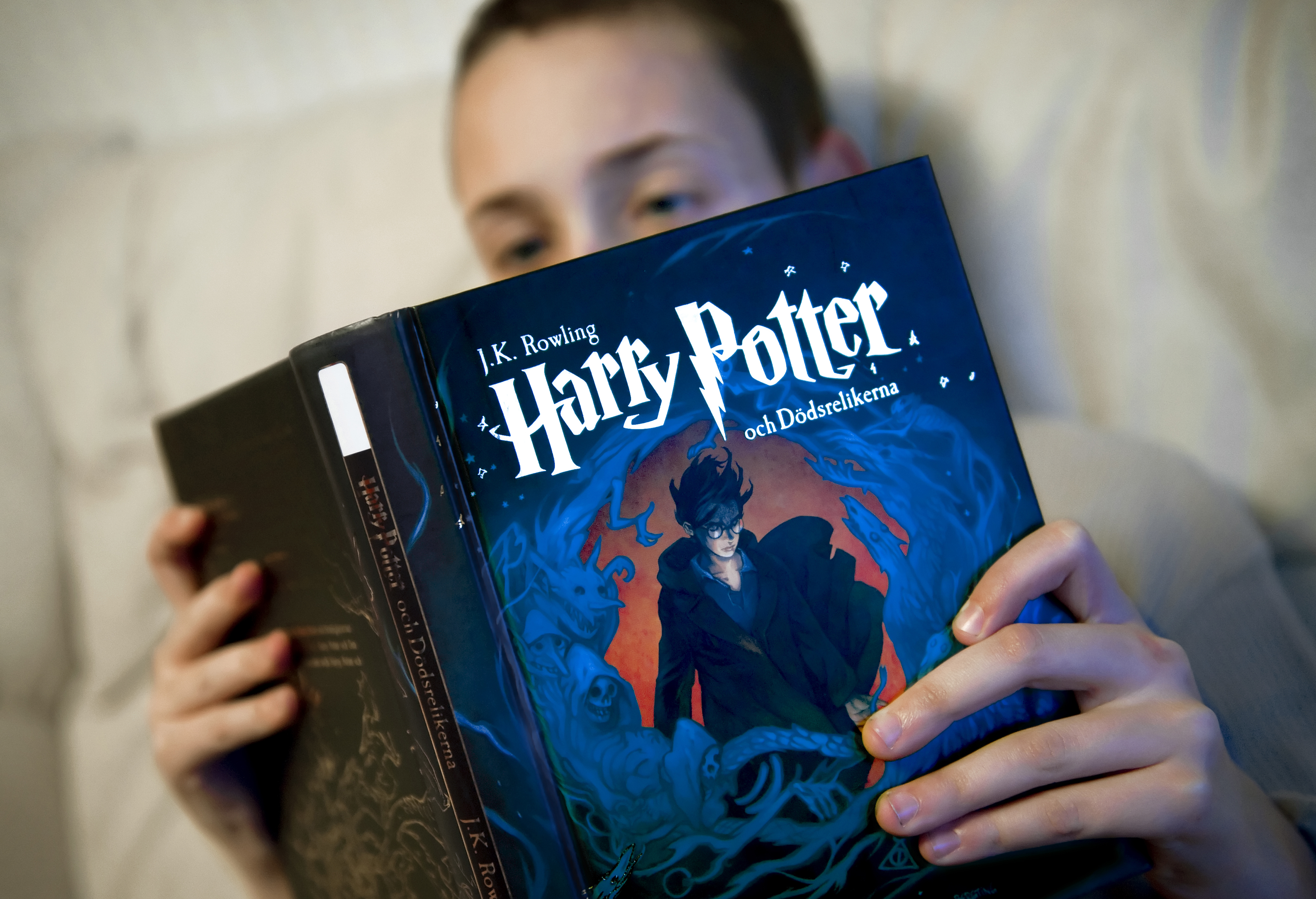 Pojke läser en av Harry Potter-böckerna. Pojke läser en av Harry Potter-böckerna.
