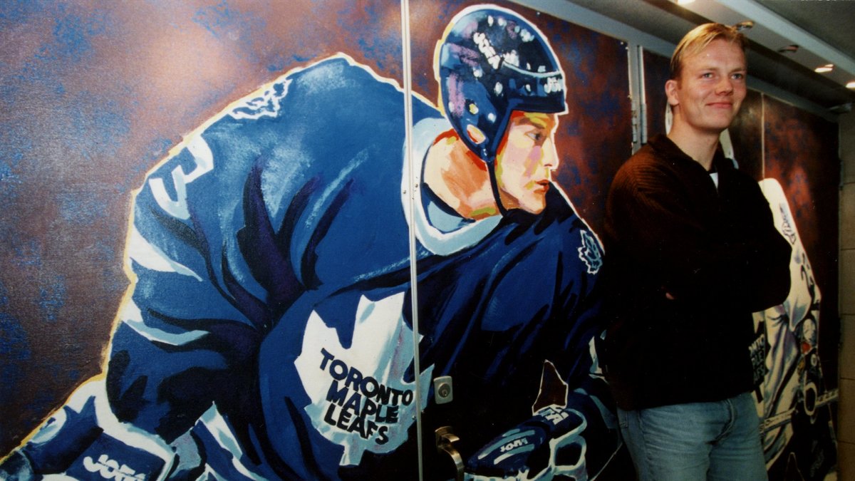 Sundin kom till Toronto Maple Leafs 1994. Innan det hade han spelat fyra år i Québec Nordiques, som senare blev Colorado Avalanche.